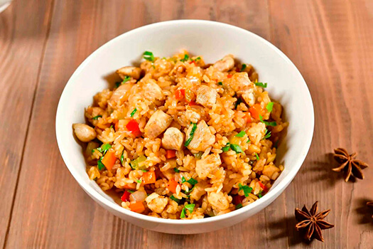 Жареный рис с курицей и овощами