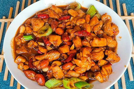Курица Гунбао с арахисом и рисом
